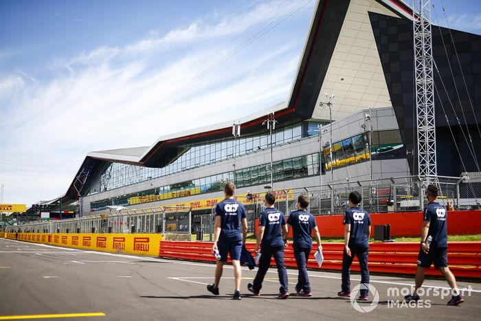 Daniil Kvyat, AlphaTauri con sus ingenieros