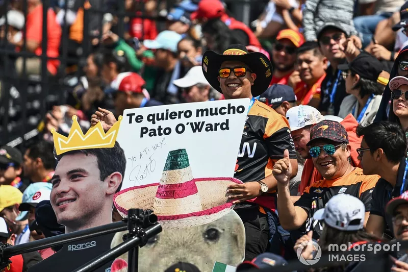 Les fans manifestent leur soutien à Pato O'Ward, McLaren F1 Team 