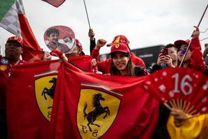 Fans at the circuit
