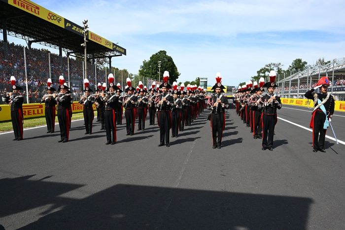 El himno nacional se interpreta durante el Gran Premio de F1 de Italia.