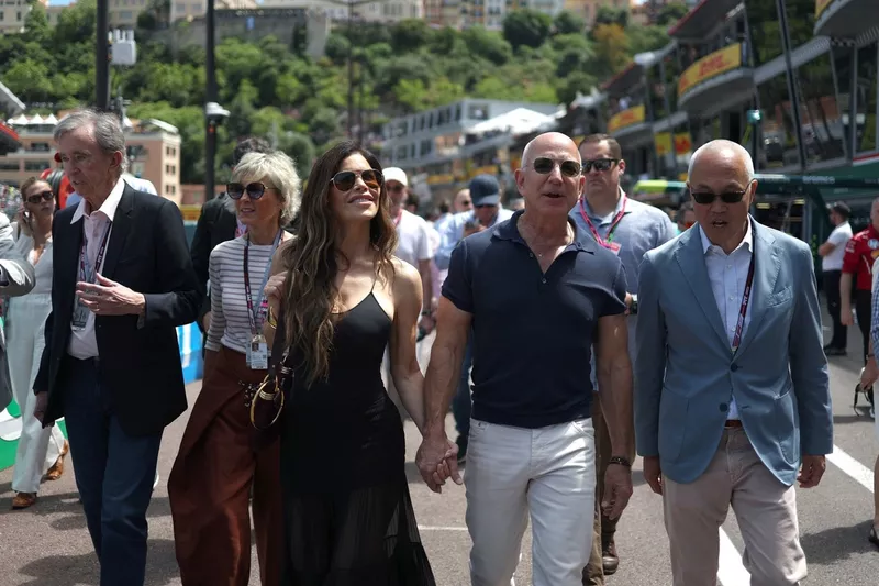 Derek Chang, directeur général de Liberty Media Corporation, Jeff Bezos et Lauren Sanchez sur le réseau