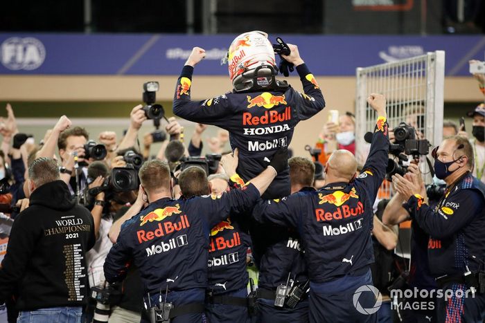 Max Verstappen, Red Bull Racing, 1ª posición, celebra con su equipo en el Parc Ferme
