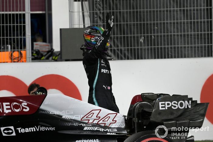 Ganador de la pole position Lewis Hamilton, Mercedes, celebra