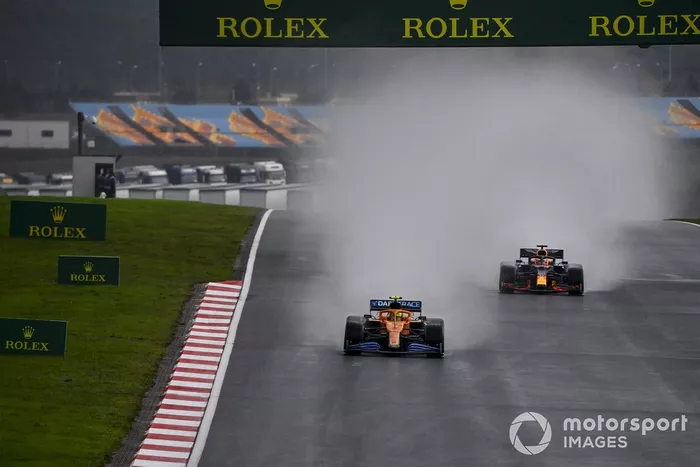 Lando Norris, McLaren MCL35, Max Verstappen, Red Bull Racing RB16