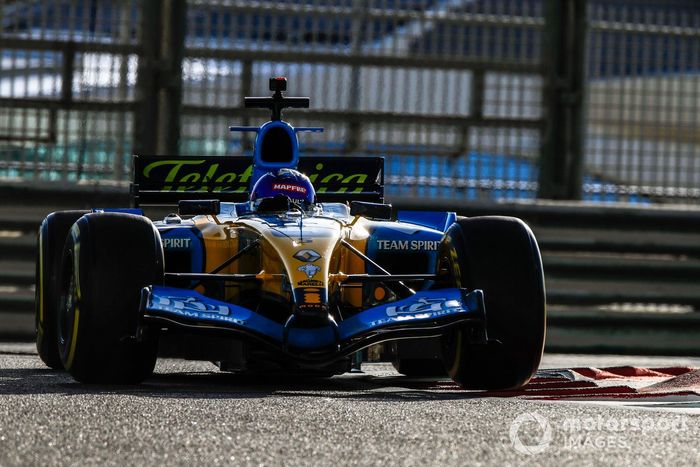 Fernando Alonso pilota el Renault R25 con el que ganó el mundial de F1 en 2005