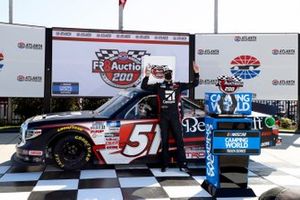Race winner Kyle Busch, Kyle Busch Motorsports, Toyota Tundra Cessna