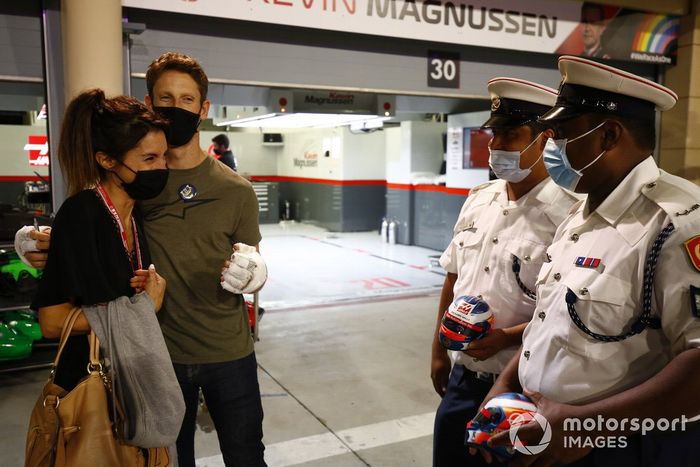 Romain Grosjean, Haas F1 se reúne con los oficiales de pista  y el personal médico, incluyendo al Doctor Ian Roberts, piloto del coche médico Alan van der Merwe que lo asistió en su accidente