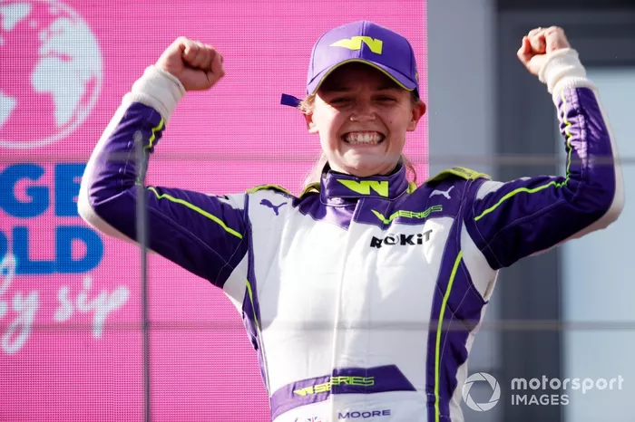 Podio: segundo lugar Sarah Moore