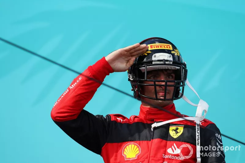 Carlos Sainz, Ferrari, 3º posición, llega al podio con el casco de NFL de Pirelli