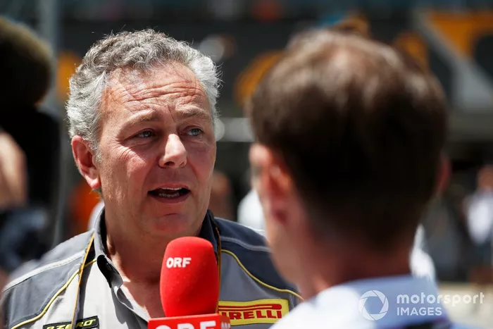 Mario Isola, director de carreras de Pirelli Motorsport, es entrevistado en la parrilla 