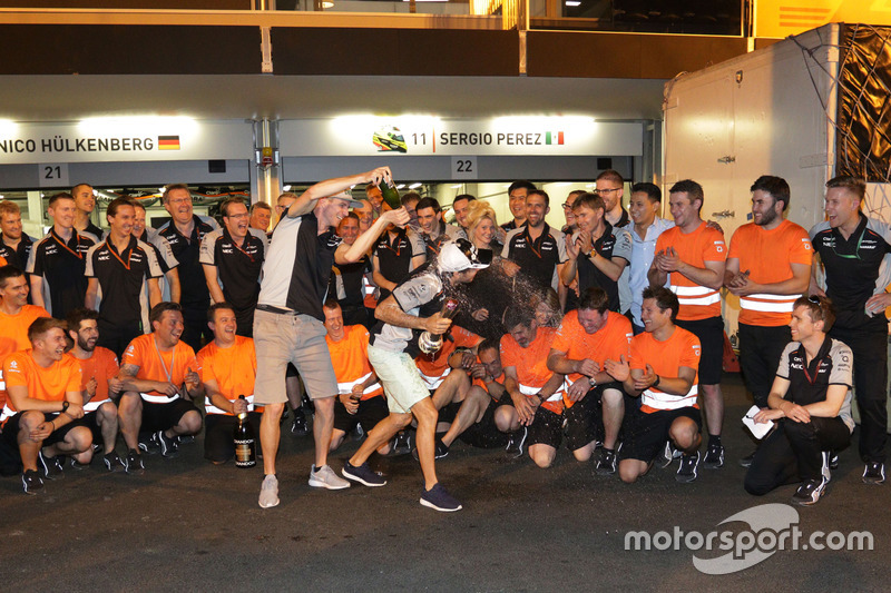 Sergio Perez, Sahara Force India F1 celebra su tercera posición con el compañero de equipo Nico Hulkenberg, Sahara Force India F1 y el equipo