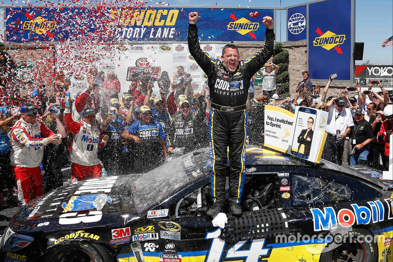 Le vainqueur Tony Stewart, Stewart-Haas Racing