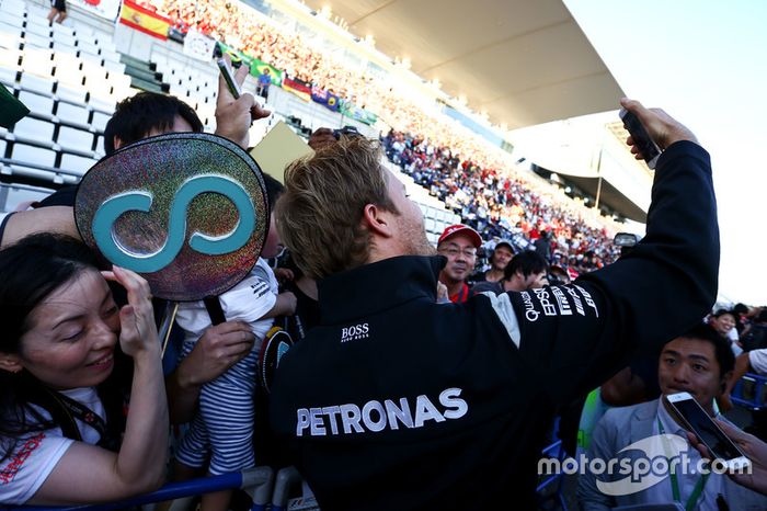 Nico Rosberg, Mercedes AMG F1 con fans
