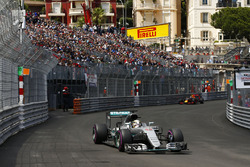 Lewis Hamilton, Mercedes AMG F1 W07 Hybrid lidera a Daniel Ricciardo, Red Bull Racing RB12