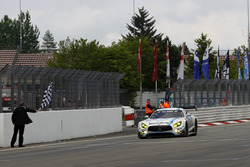 Checkerd flag for #4 AMG-Team Black Falcon, Mercedes-AMG GT3: Bernd Schneider, Maro Engel, Adam Chri