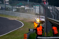 Crash voor #24 Team Zakspeed, Nissan GT-R Nismo GT3: Marc Gassner, Florian Strauß, Tom Coronel