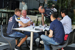 Daniil Kvyat, Scuderia Toro Rosso con el Dr. Helmut Marko, asesor de Red Bull Motorsport y Franz Tos