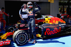 Макс Ферстаппен, Red Bull Racing празднует свою первую победу в закрытом парке