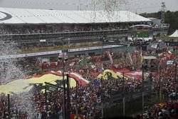 Des fans sur le circuit après la course