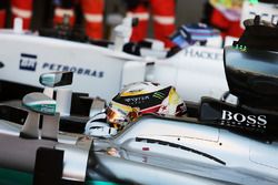 Ganador de la pole  Lewis Hamilton, Mercedes AMG F1 W07 Hybrid en parc ferme