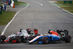 Romain Grosjean, Haas F1 Team VF-16 y Pascal Wehrlein, Manor Racing MRT05