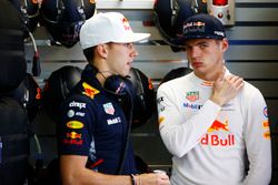 Max Verstappen, Red Bull Racing, in gesprek met Pierre Gasly, reservecoureur Red Bull Racing