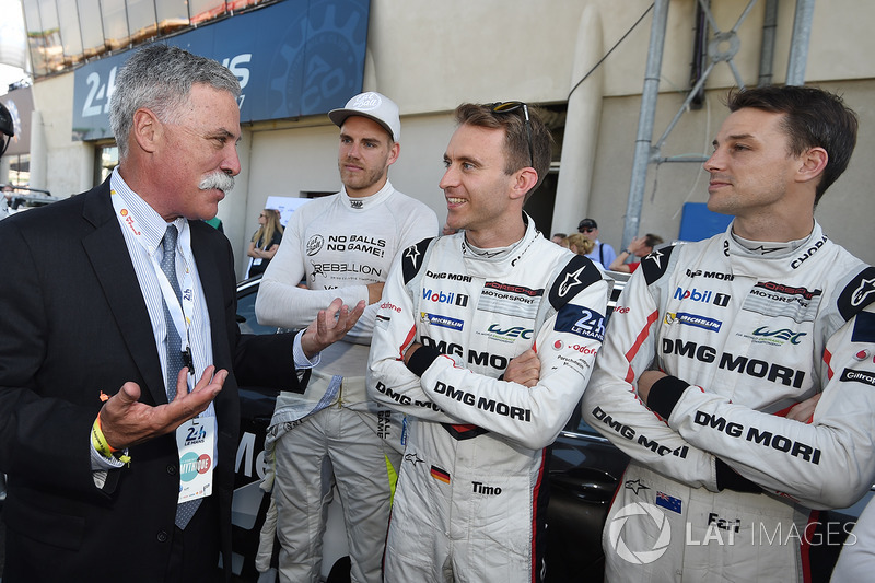 Chase Carey, directeur exécutif du Formula One Group, discute avec Dominik Kraihamer, Timo Bernhard, Earl Bamber