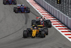 Nico Hülkenberg, Renault Sport F1 Team RS17; Kevin Magnussen, Haas F1 Team VF-17; Carlos Sainz Jr.,