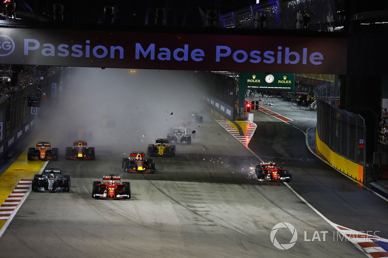 Kimi Raikkonen, Ferrari SF70H, Max Verstappen, Red Bull Racing RB13 ve Sebastian Vettel, Ferrari SF70H ilk tur kaza