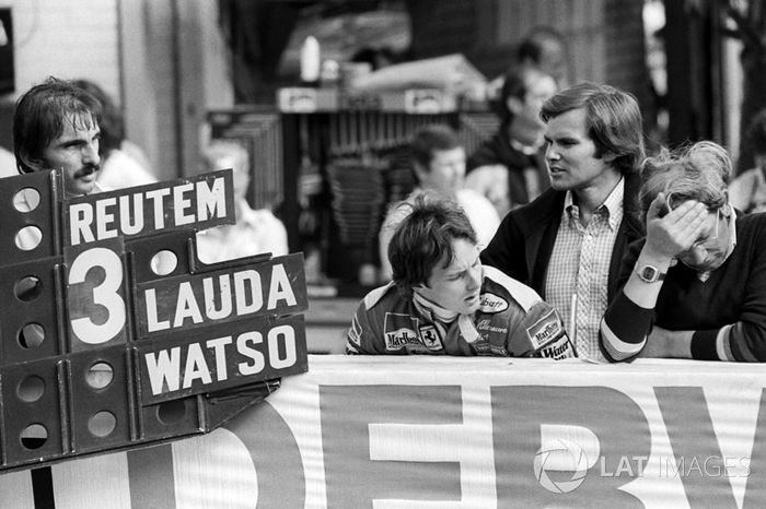 Ferrari sostiene una tabla de pits para el ganador de la carrera Carlos Reutemann, Ferrari, Gilles Villeneuve, Ferrari y periodista Peter Windsor