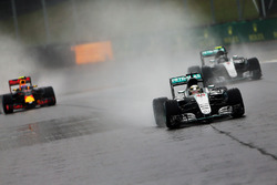 Льюис Хэмилтон, Mercedes AMG F1 W07 Hybrid, Нико Росберг, Mercedes AMG F1 W07 Hybrid, и Макс Ферстап