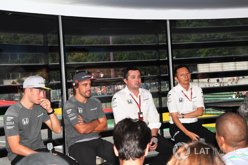 Stoffel Vandoorne, McLaren, Fernando Alonso, McLaren , Eric Boullier, McLaren Racing Director and Yu