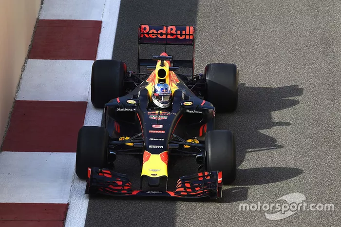 Daniel Ricciardo, Red Bull Racing probando las Pirelli 2017