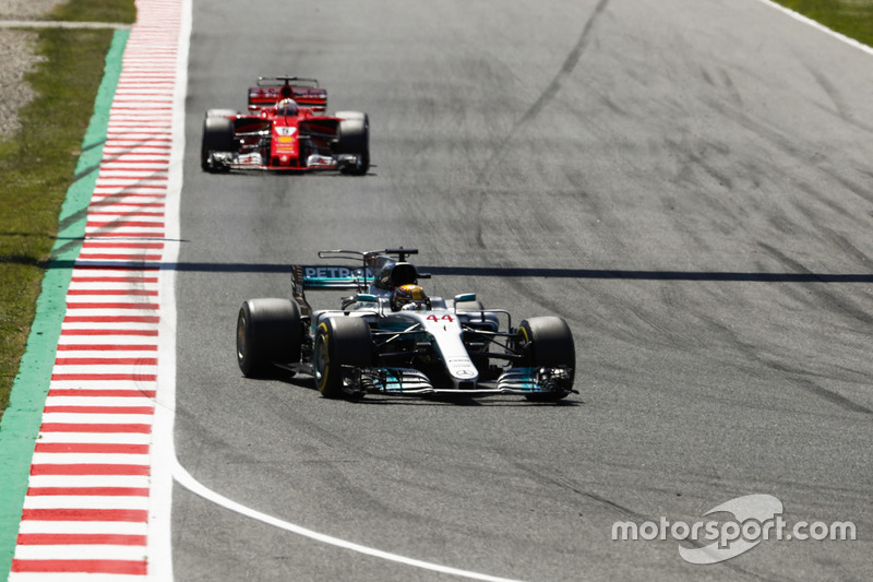 Lewis Hamilton, Mercedes AMG F1 W08, Sebastian Vettel, Ferrari SF70H