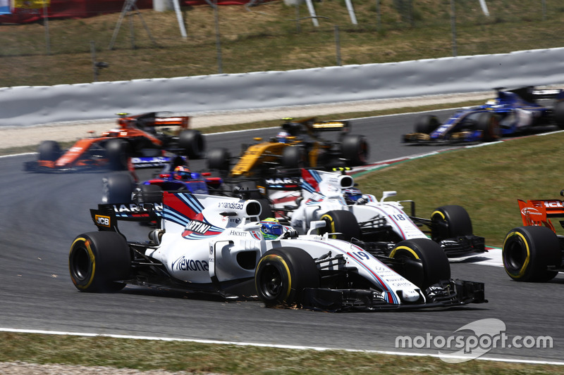 Felipe Massa, Williams FW40, rentre aux stands avec une crevaison