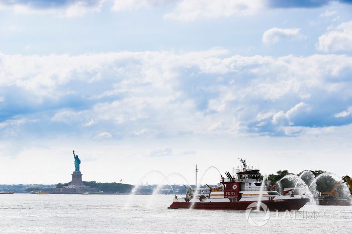 El Departamento de bomberos de Nueva York y la estatua de la libertad