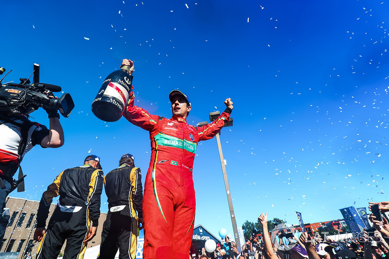 Lucas di Grassi, ABT Schaeffler Audi Sport,  celebra en el podio con Jean Eric Vergne, Techeetah y S