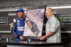 Dale Earnhardt Jr. con el artista, Sam Bass