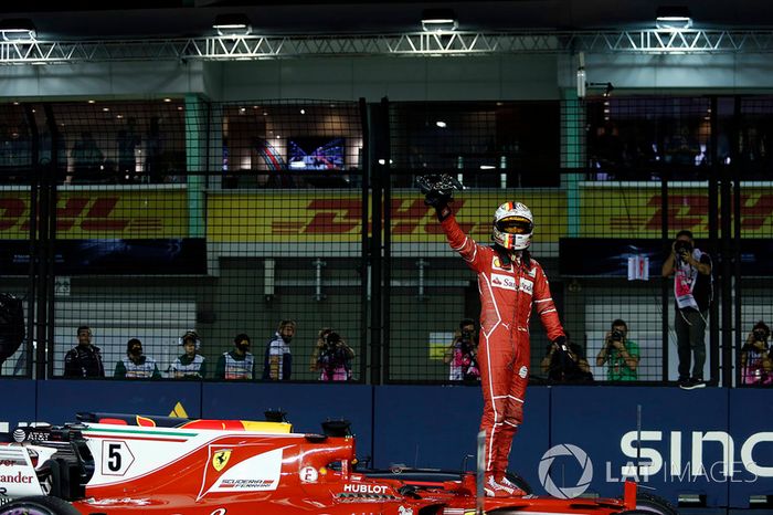 Ganador de la pole Sebastian Vettel, Ferrari celebra en parc ferme