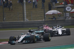 Valtteri Bottas, Mercedes AMG F1 W08, devant Felipe Massa, Williams FW40, et Esteban Ocon, Force India VJM10