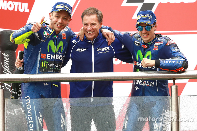 Podium MotoGP Argentina 2017: Valentino Rossi dan Maverick Vinales, serta Lin Jarvis, Yamaha Factory Racing Managing Director