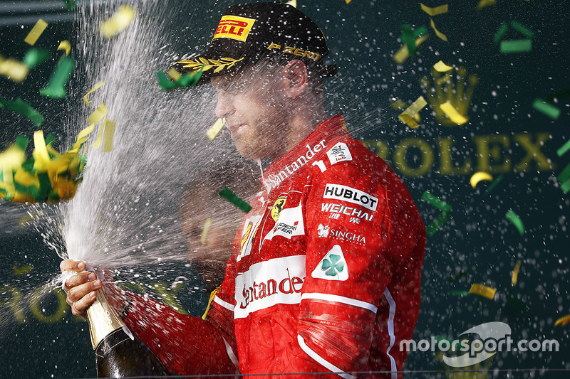 Sebastian Vettel, Ferrari, celebra con la Champaña en el podio después de ganar la carrera