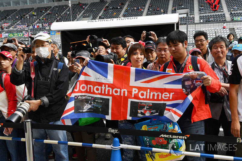 Jolyon Palmer, Renault Sport F1 Team fans and banner