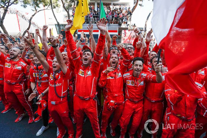 Mecánicos y el equipo Ferrari celebra en parc ferme