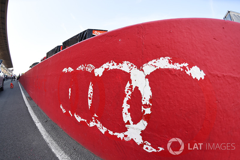 Audi-Logo in der Boxengasse