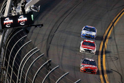 Kurt Busch, el Stewart-Haas Racing Ford, toma la bandera a cuadros delante de Ryan Blaney, Wood Brot