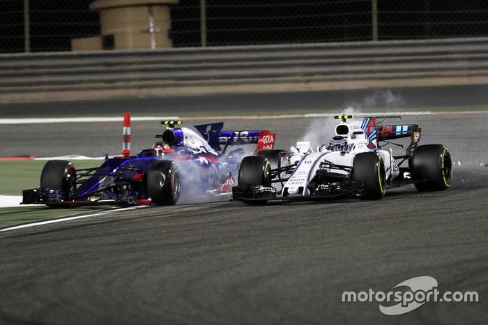 Lance Stroll, Williams FW40, choca con Carlos Sainz Jr., Scuderia Toro Rosso STR12