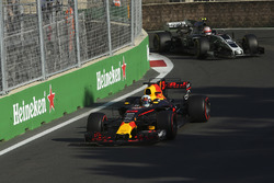 Daniel Ricciardo, Red Bull Racing RB13, Kevin Magnussen, Haas F1 Team VF-17