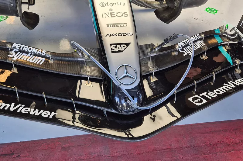 Detalle del alerón delantero de Mercedes