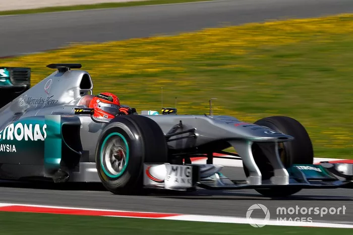 2.- Michael Schumacher: 24148 km